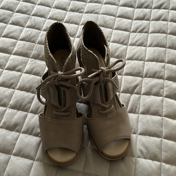 Women’s never worn Sorel wedge sandals - Picture 3 of 5